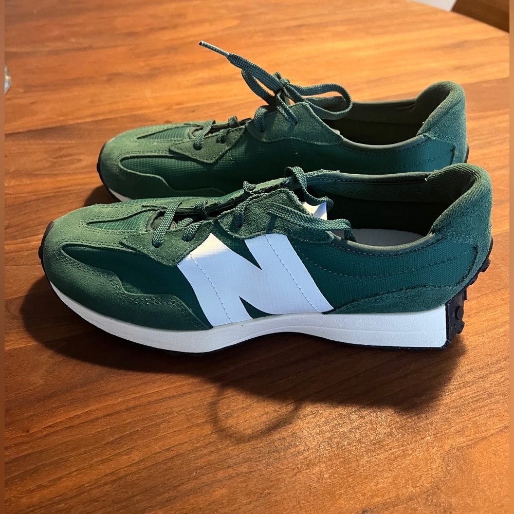 New Balance Green and White 327 Sneakers NWT Women’s 8 39 Men’s 6.5